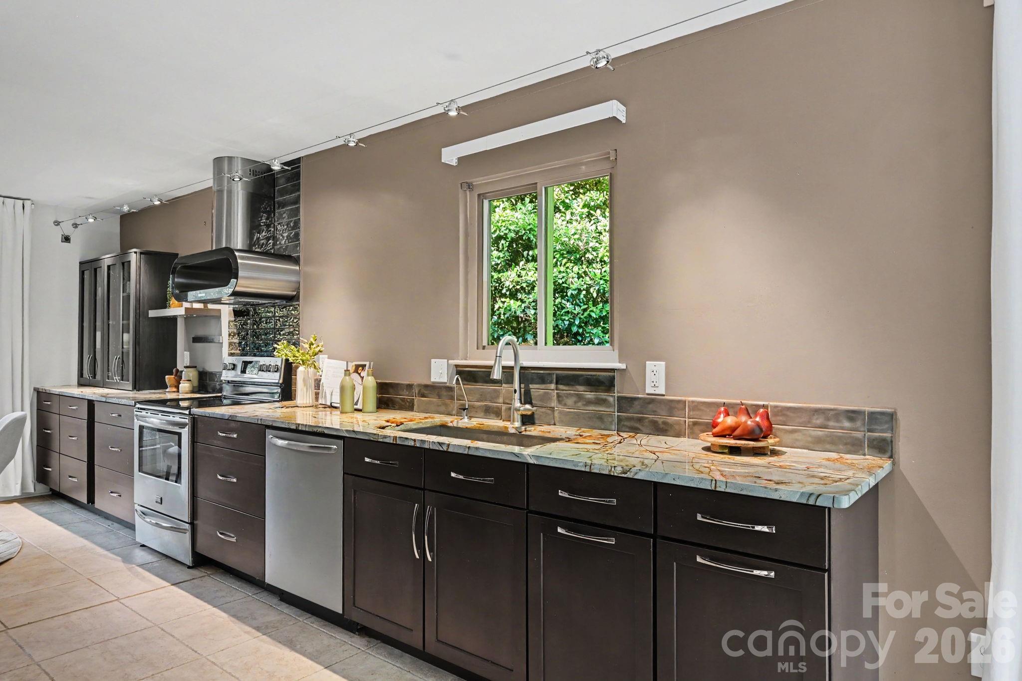 10006 Stoneleigh Lane — Charlotte