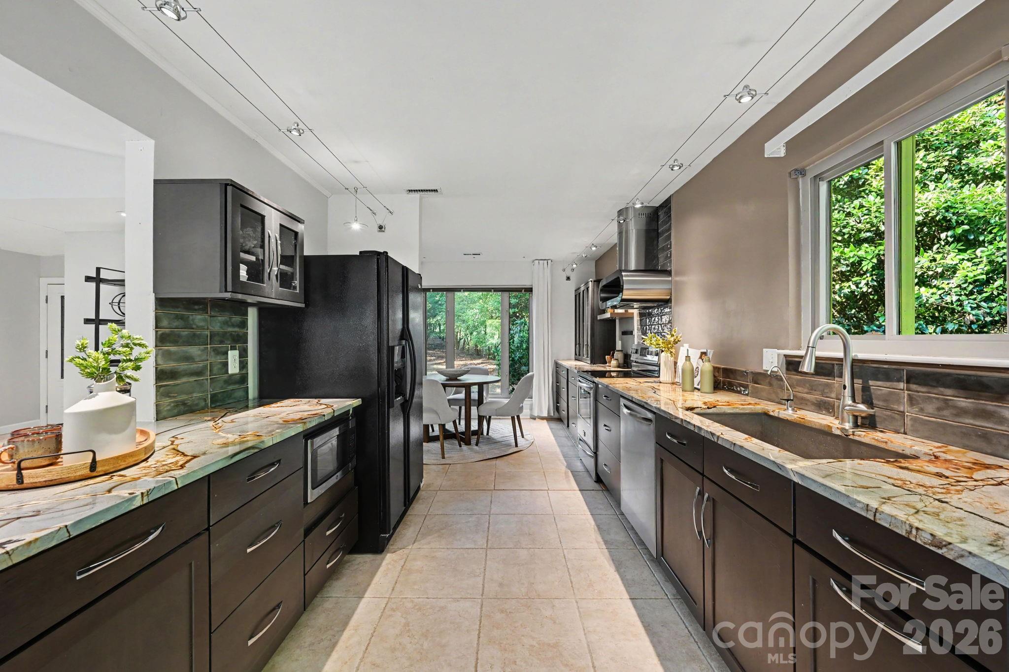 10006 Stoneleigh Lane — Charlotte