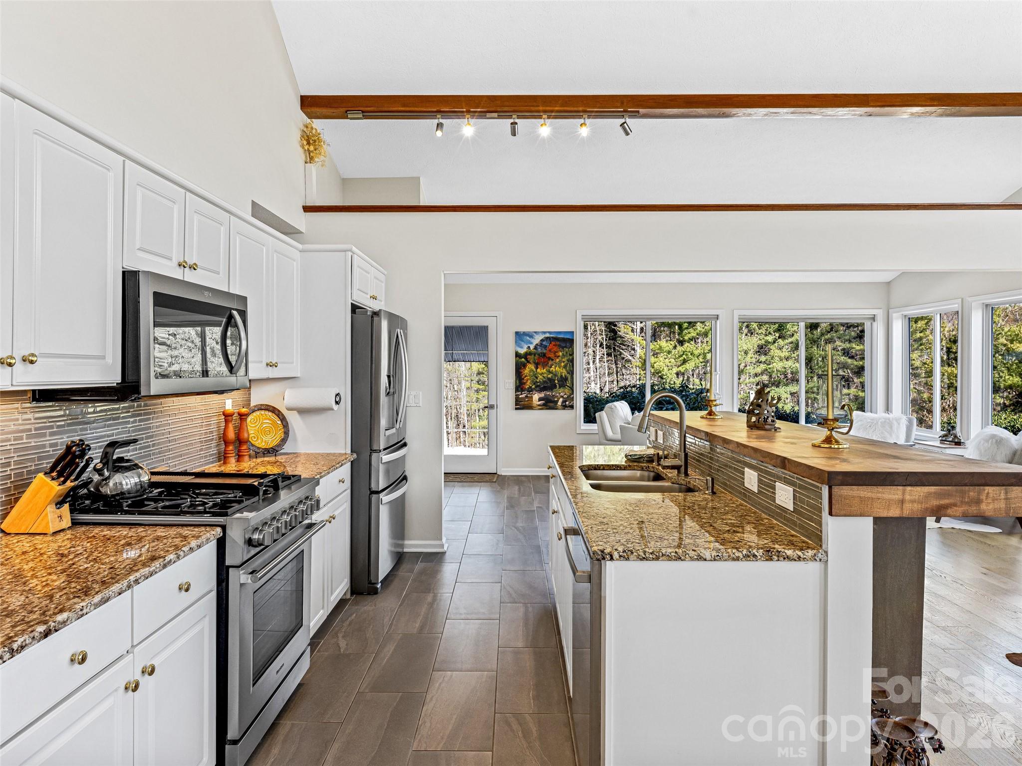 150 Hobby Horse Lane — Hendersonville