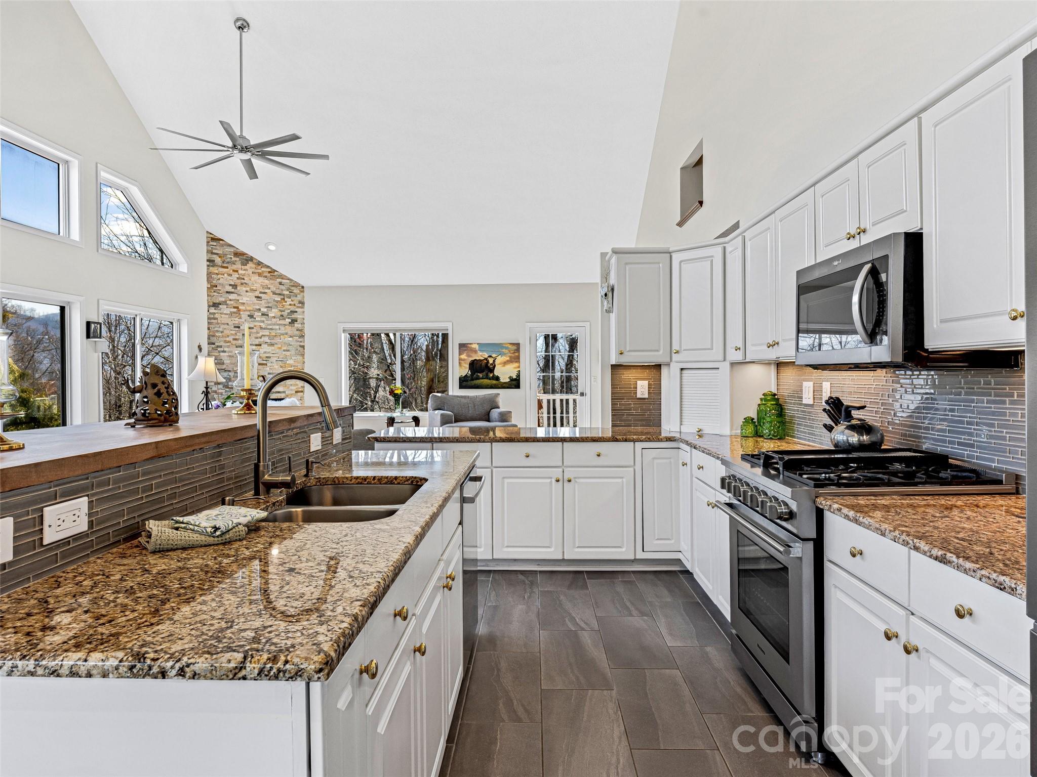 150 Hobby Horse Lane — Hendersonville