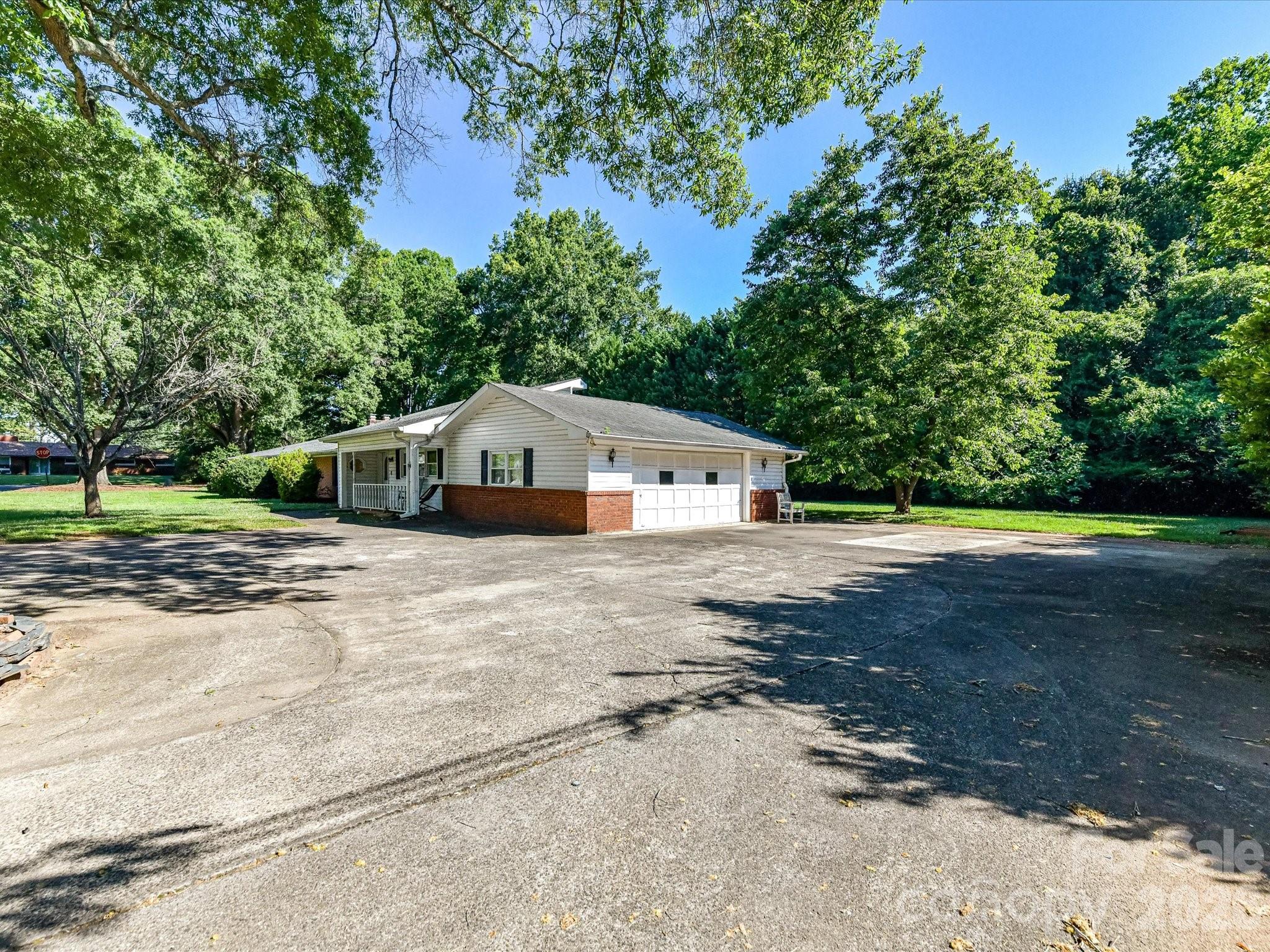 827 Lansdowne Road — Charlotte