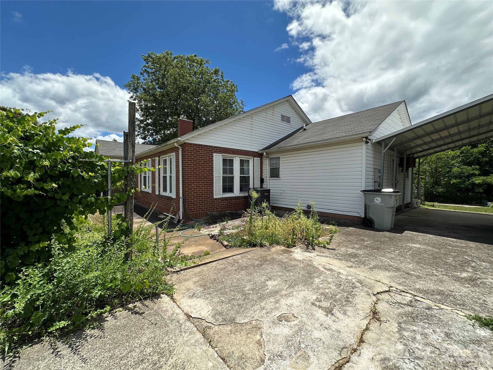 502 Connelly Springs Road SW — Lenoir