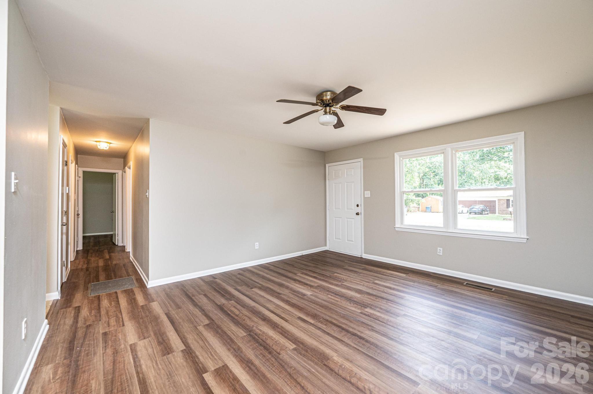 5424 Glenview Drive — Hickory
