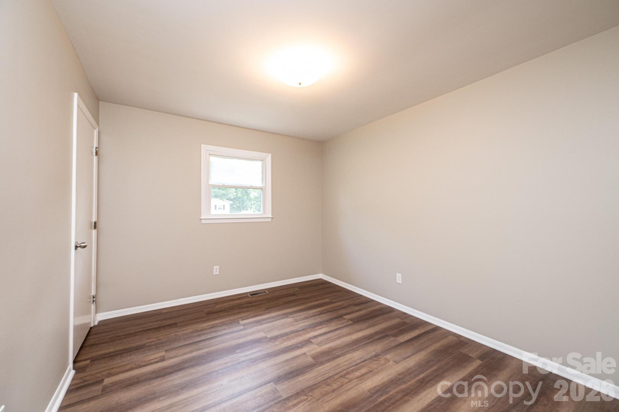 5424 Glenview Drive — Hickory