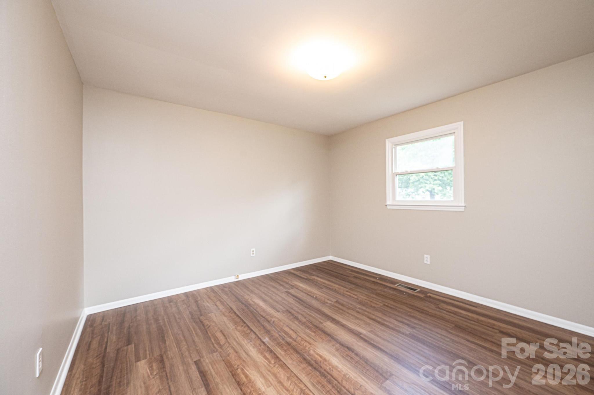 5424 Glenview Drive — Hickory