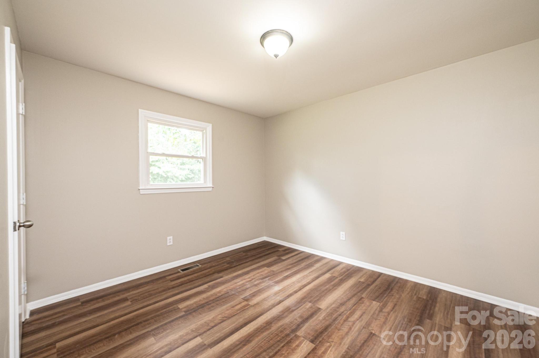 5424 Glenview Drive — Hickory