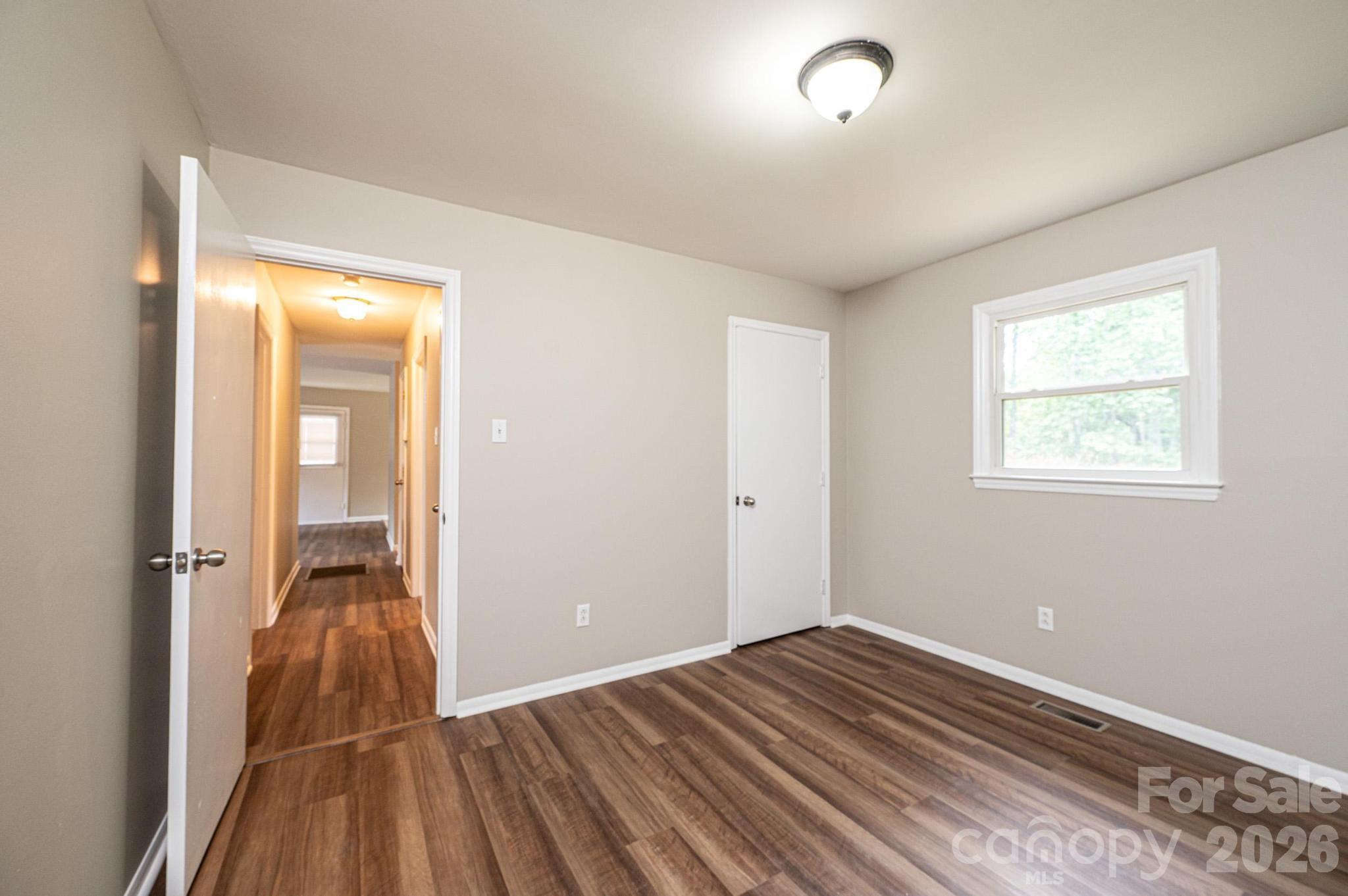 5424 Glenview Drive — Hickory