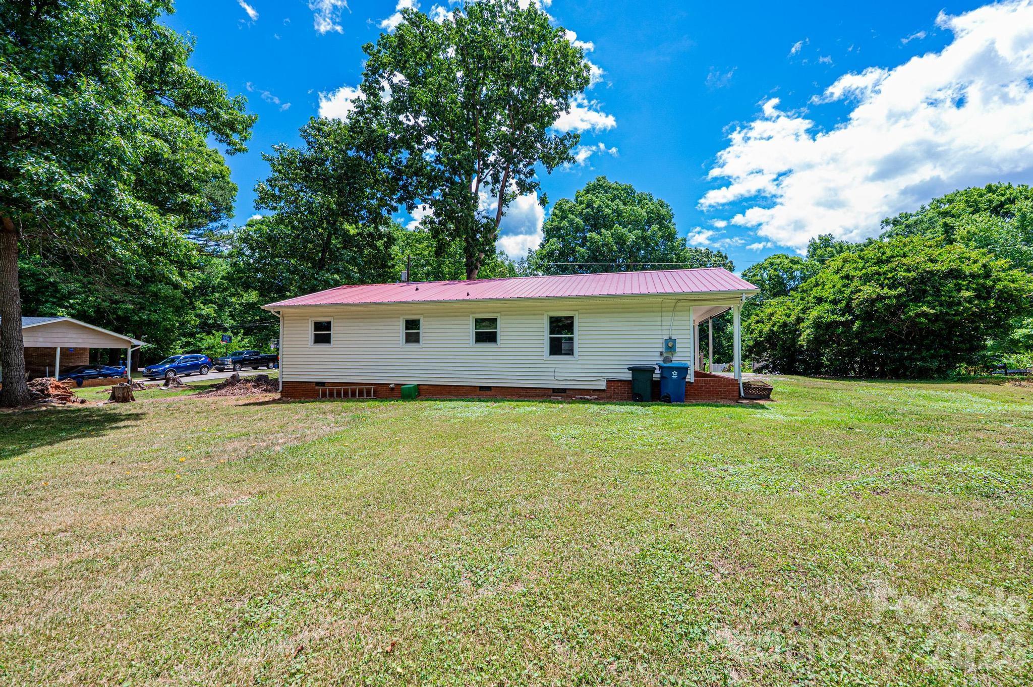5424 Glenview Drive — Hickory