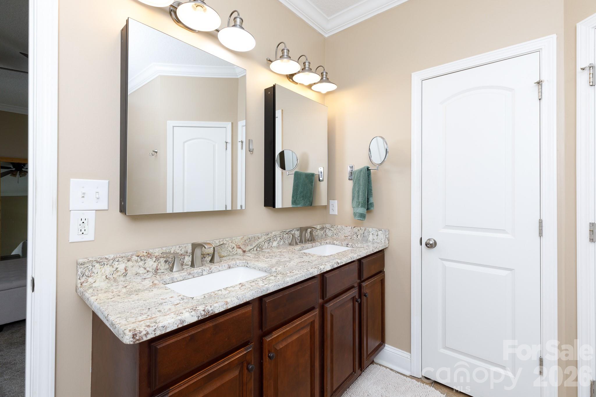 1108 King Road — York