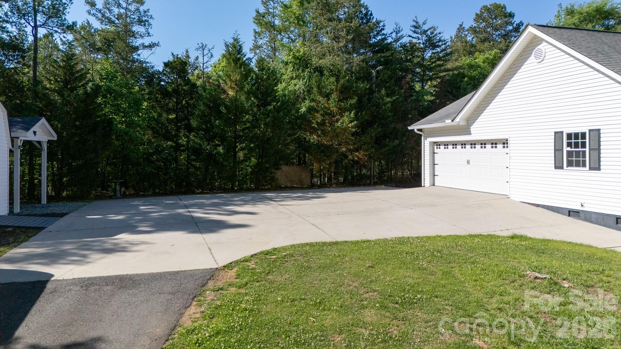 1108 King Road — York