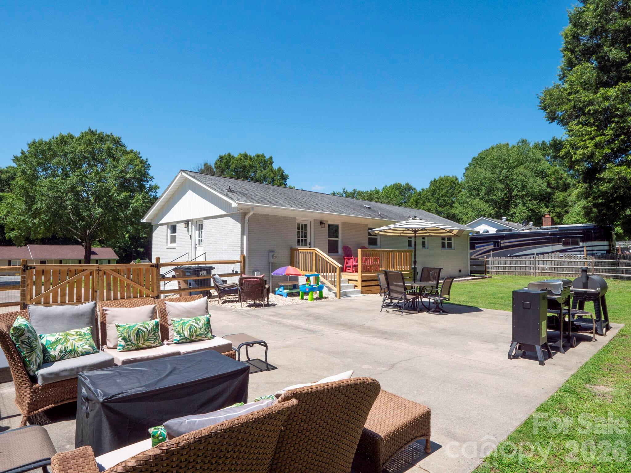 421 Catawba Circle N — Matthews