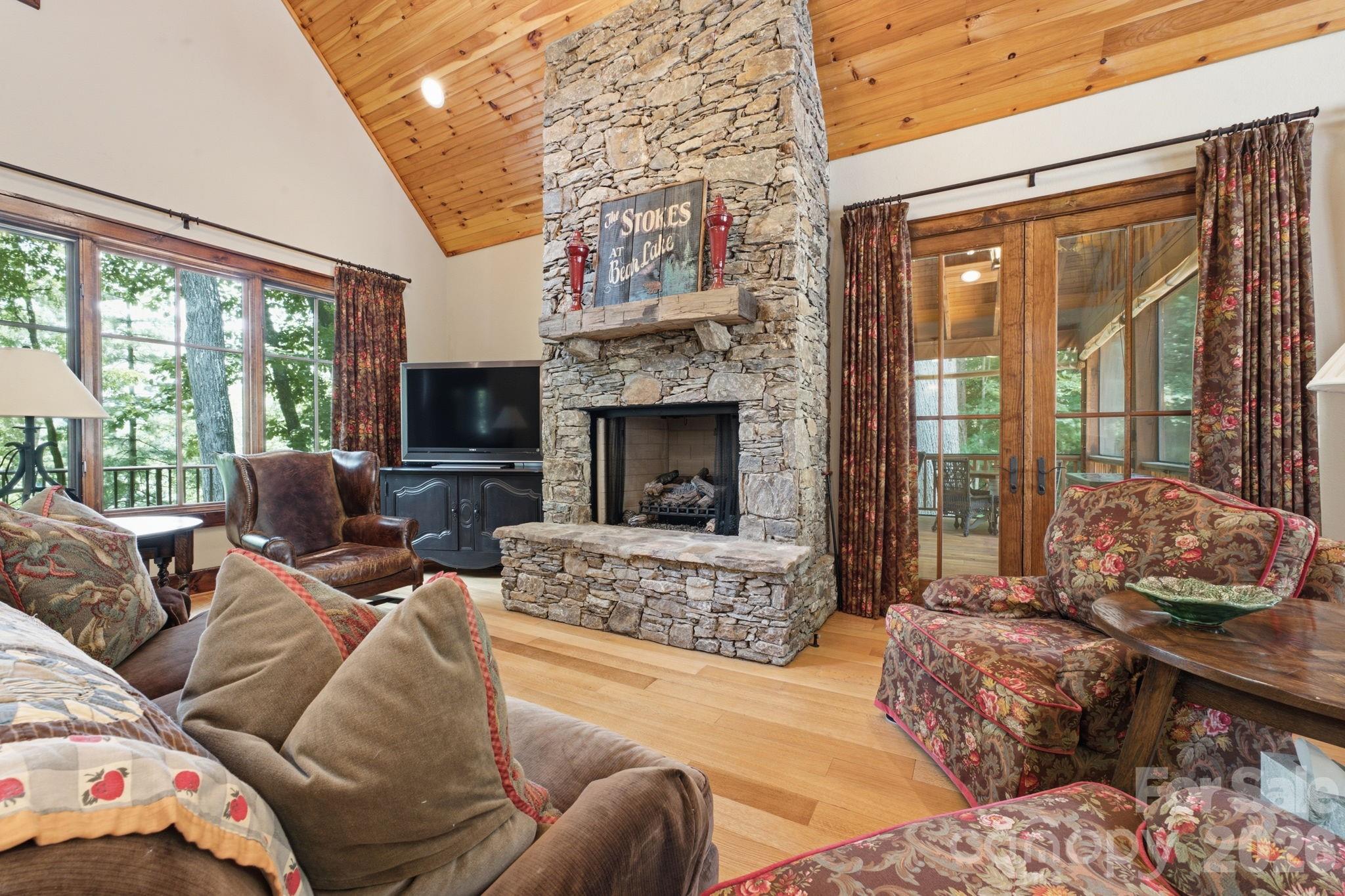 185 Songcatcher Court — Tuckasegee