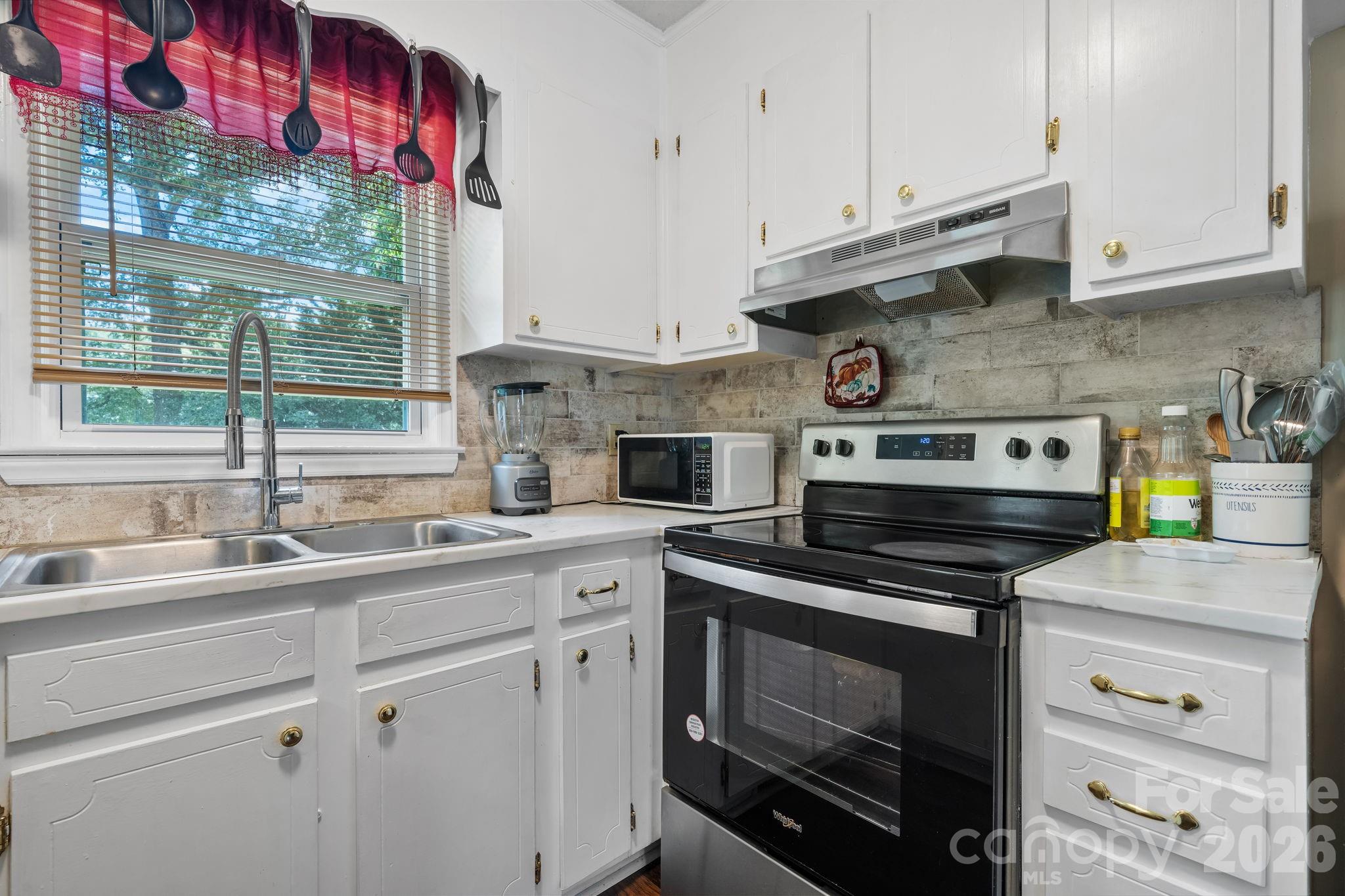 3246 21st Avenue NE — Hickory