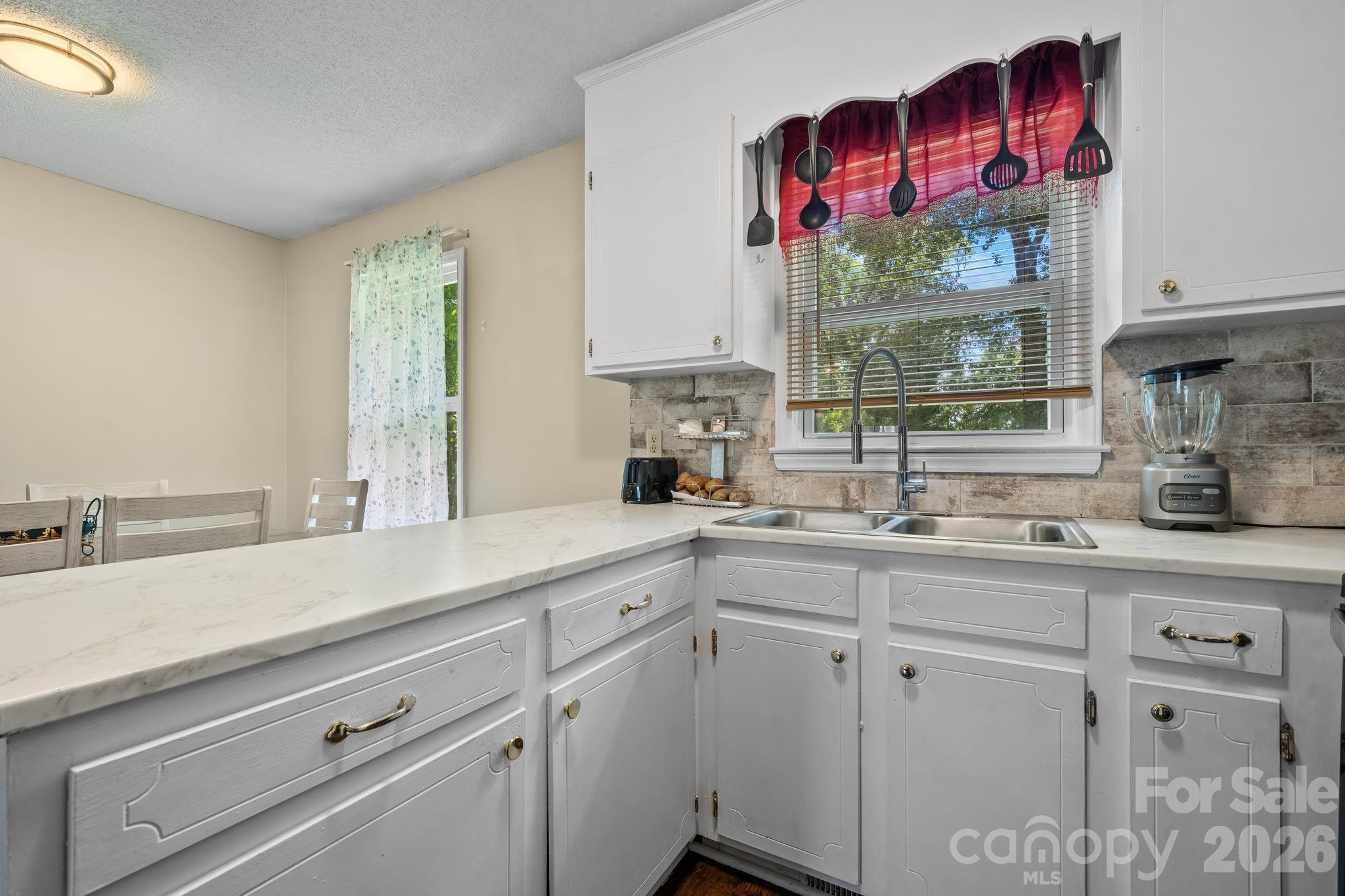 3246 21st Avenue NE — Hickory