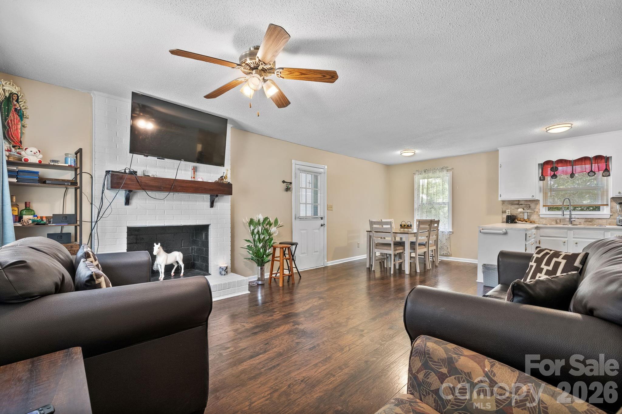 3246 21st Avenue NE — Hickory
