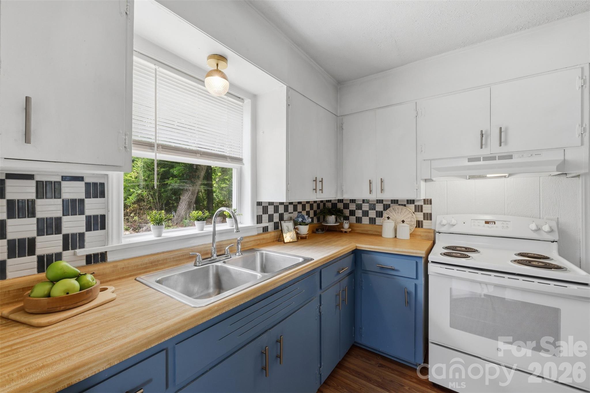 1320 Tom Fox Street — Morganton