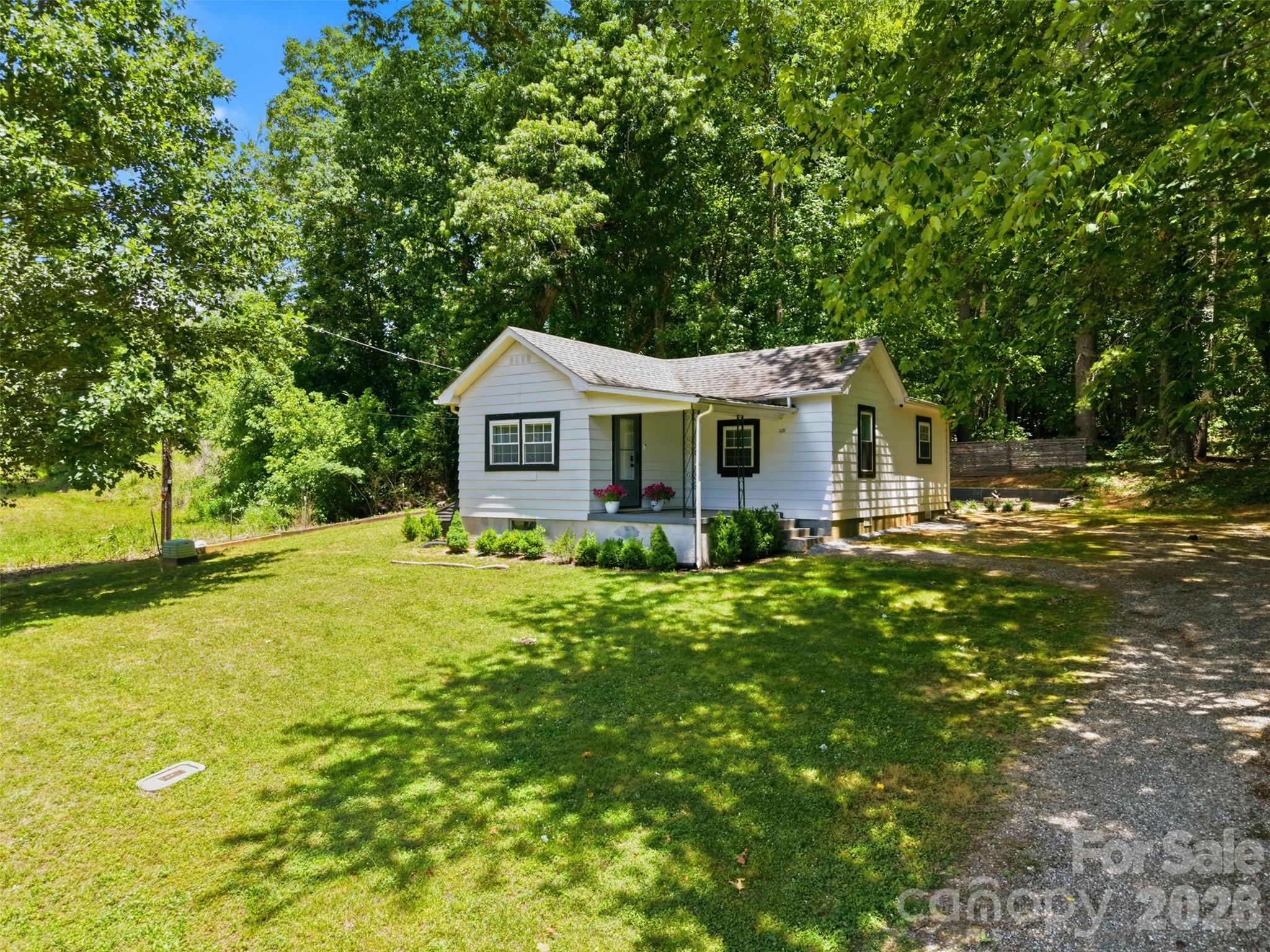 1320 Tom Fox Street — Morganton
