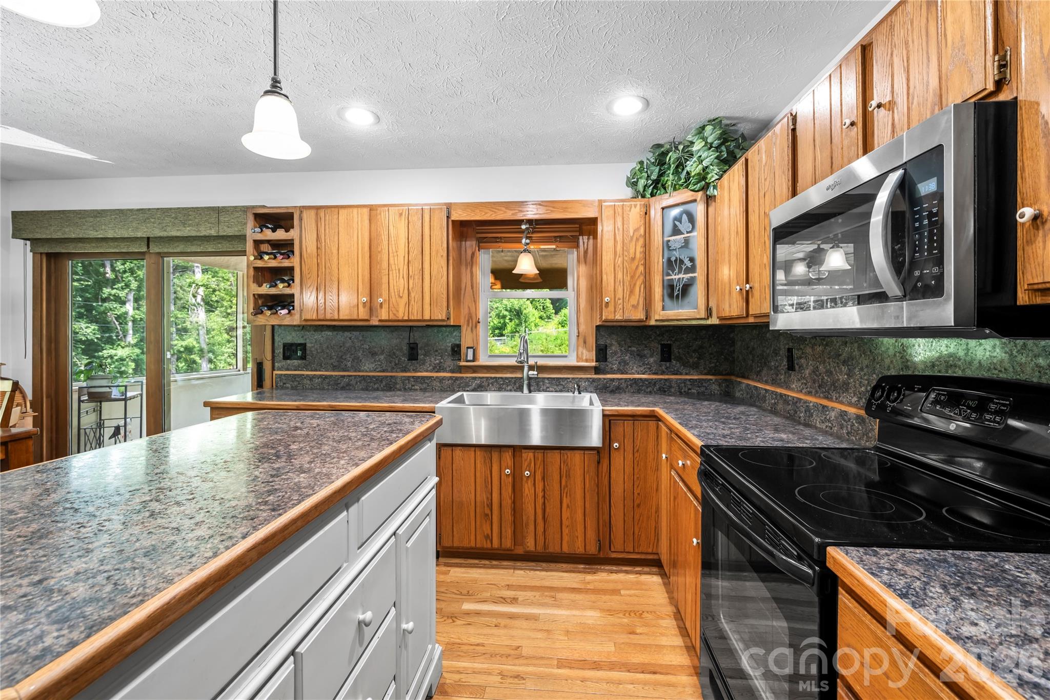 6 Kendra Road — Hendersonville