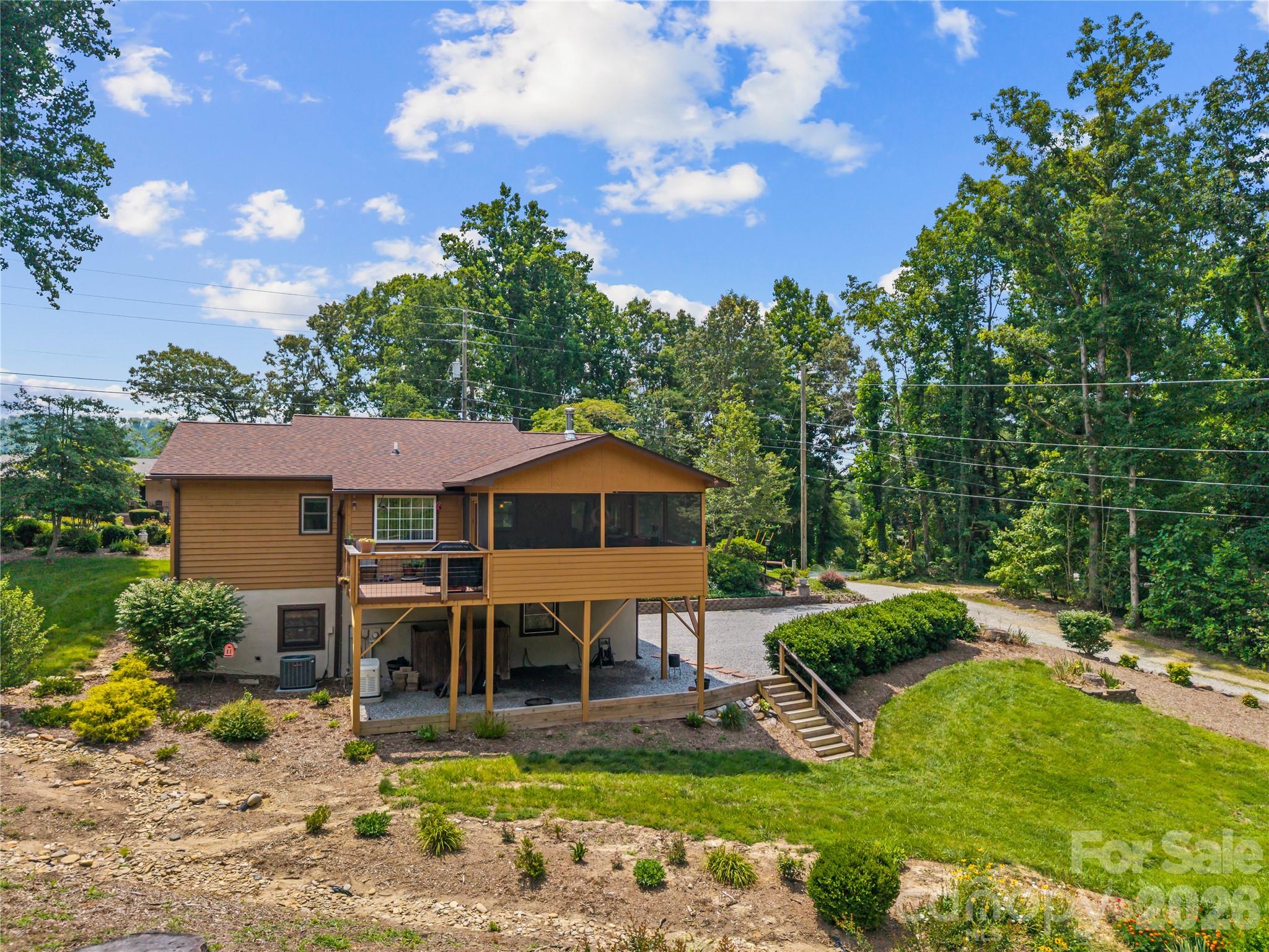 6 Kendra Road — Hendersonville