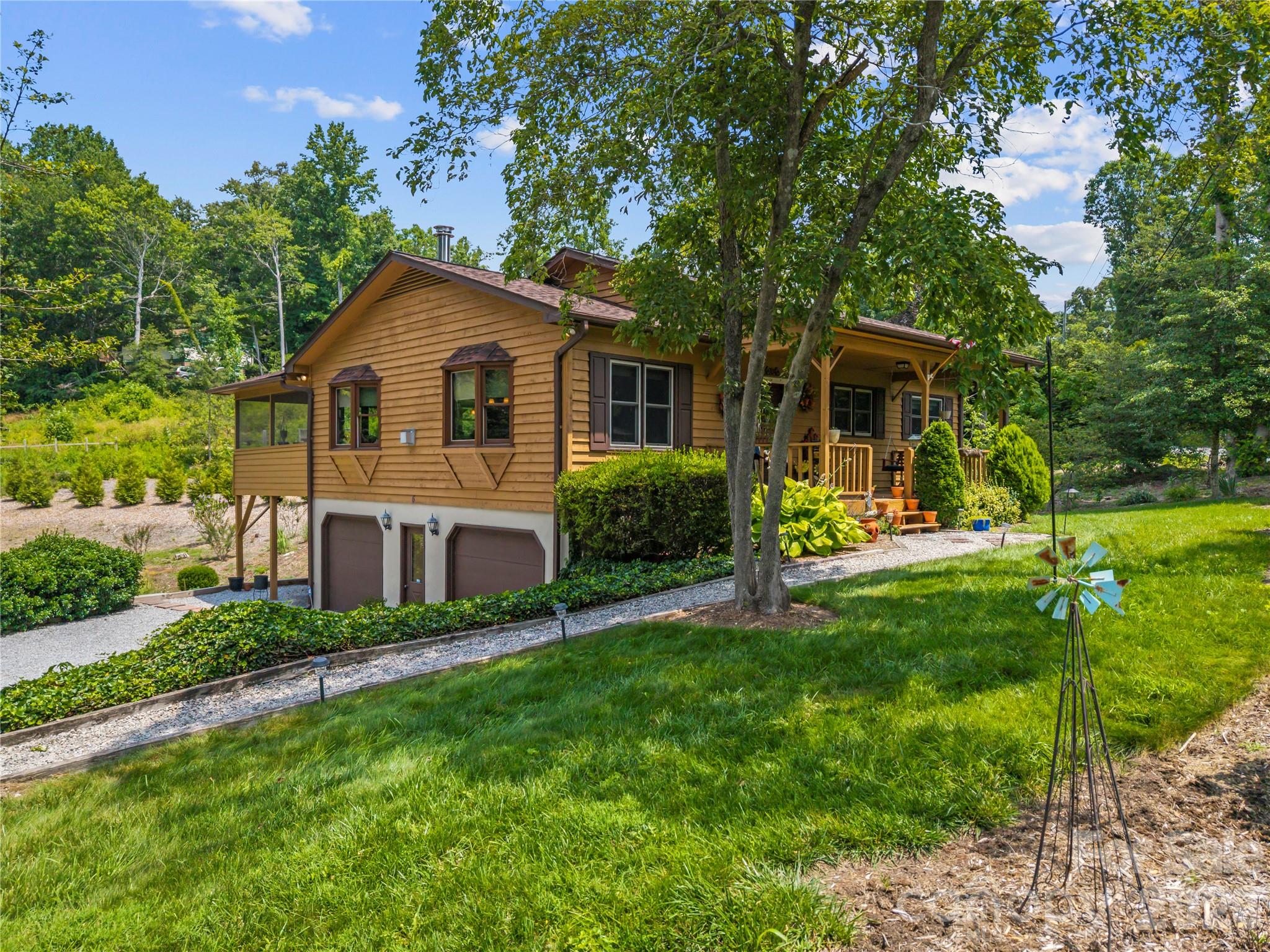 6 Kendra Road — Hendersonville