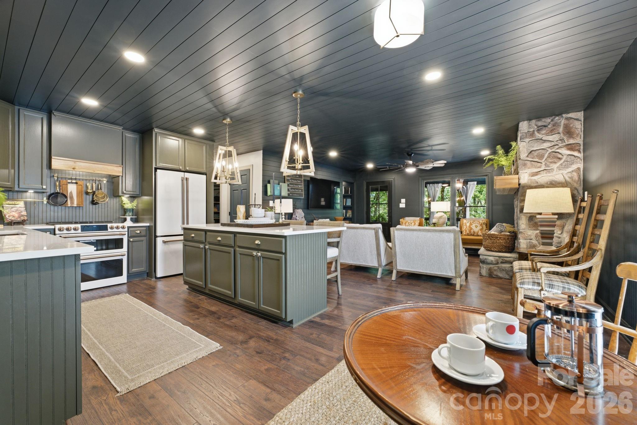 3819 Flat Mountain Road — Highlands