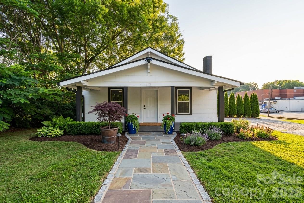 718 11th Street Place NW — Hickory