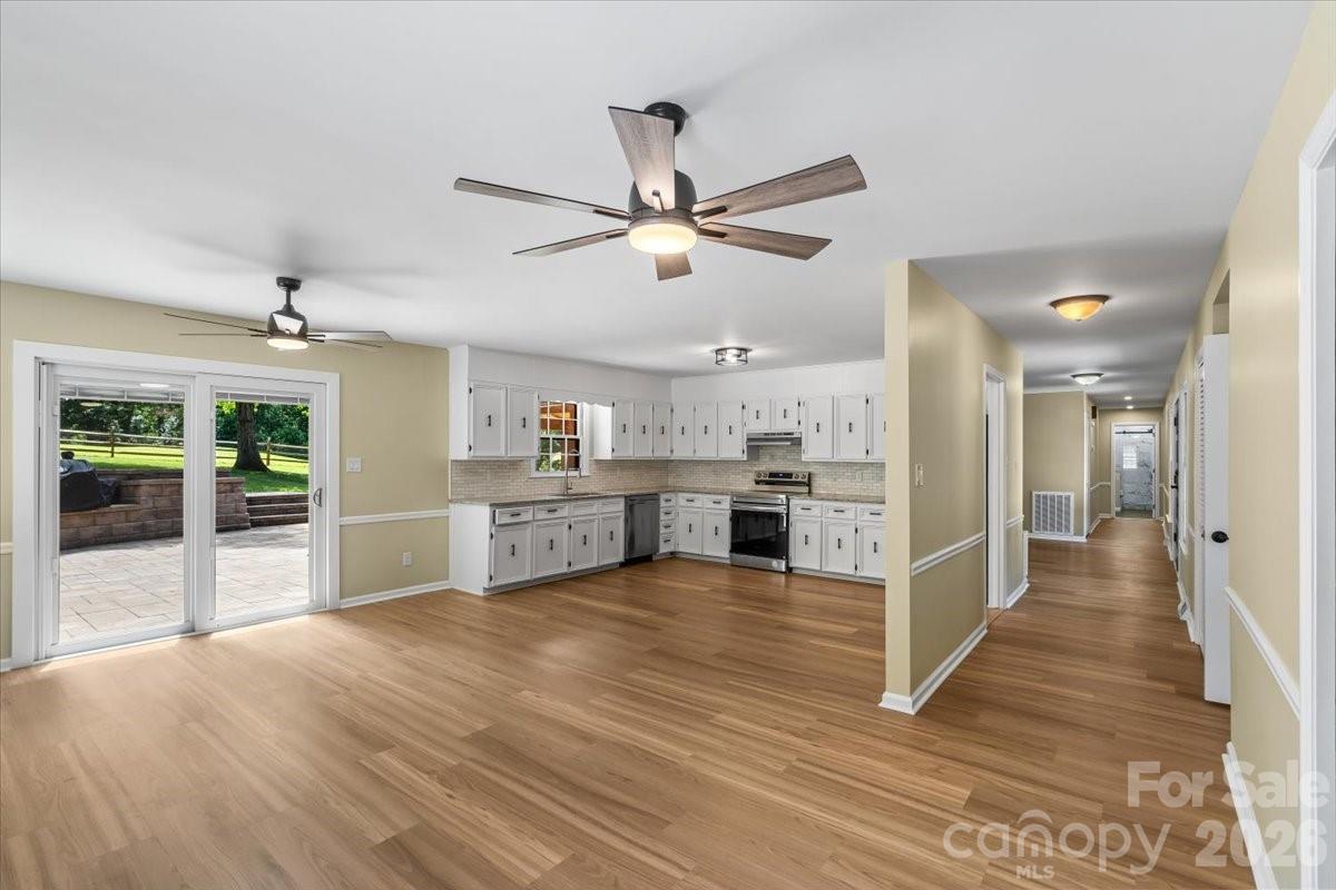 4024 Wandering Lane NE — Hickory