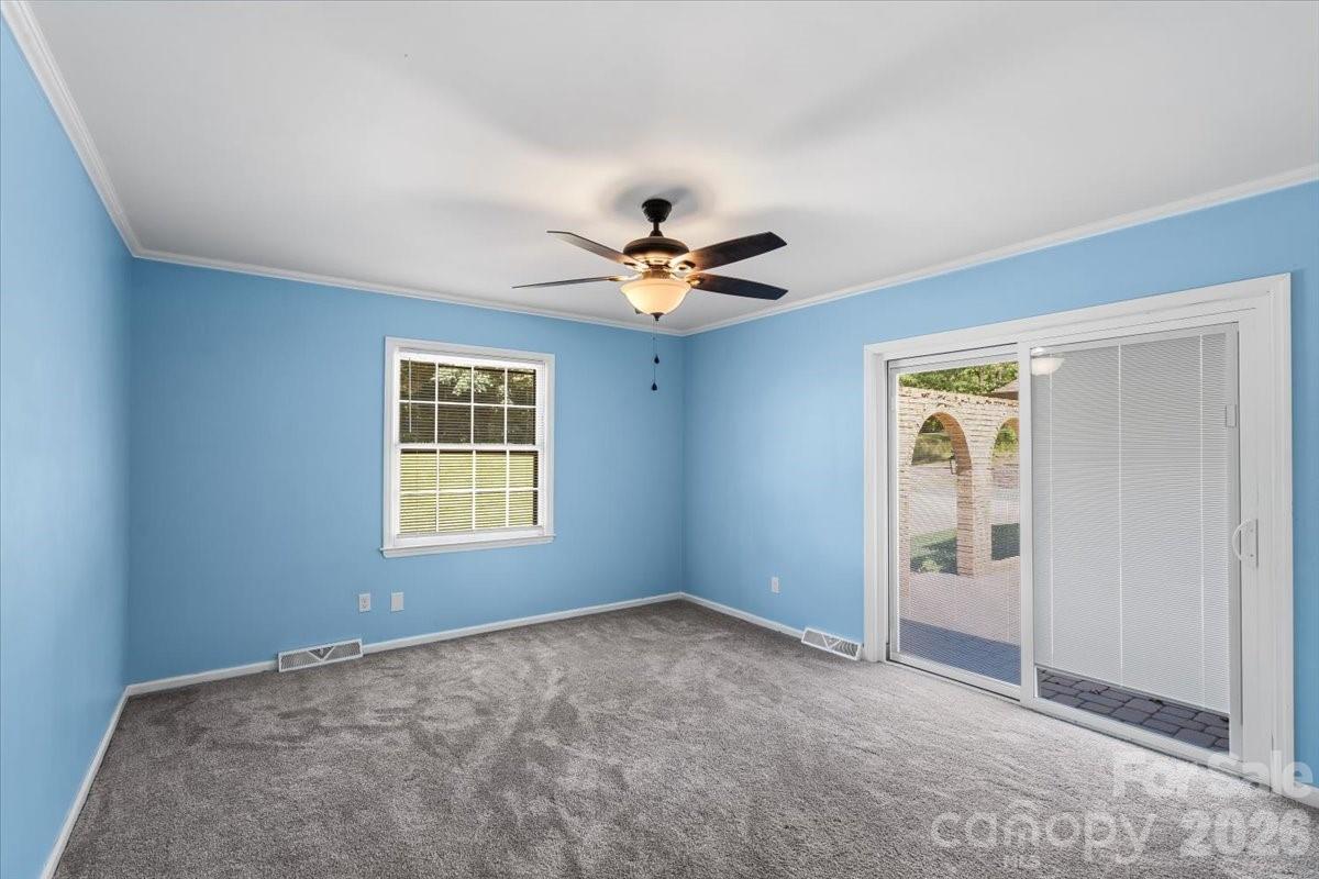 4024 Wandering Lane NE — Hickory