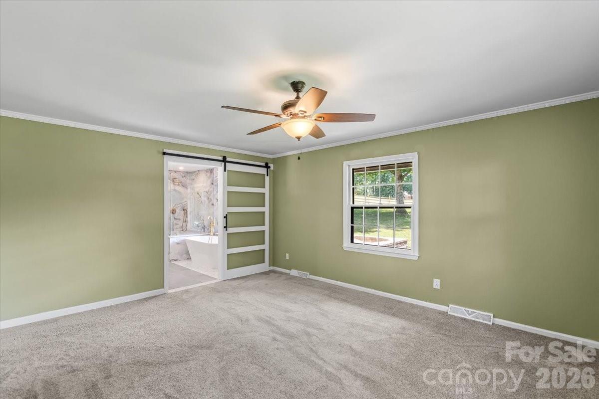 4024 Wandering Lane NE — Hickory