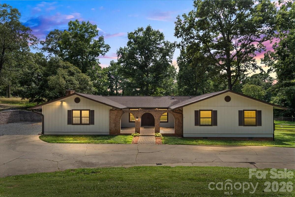 4024 Wandering Lane NE — Hickory