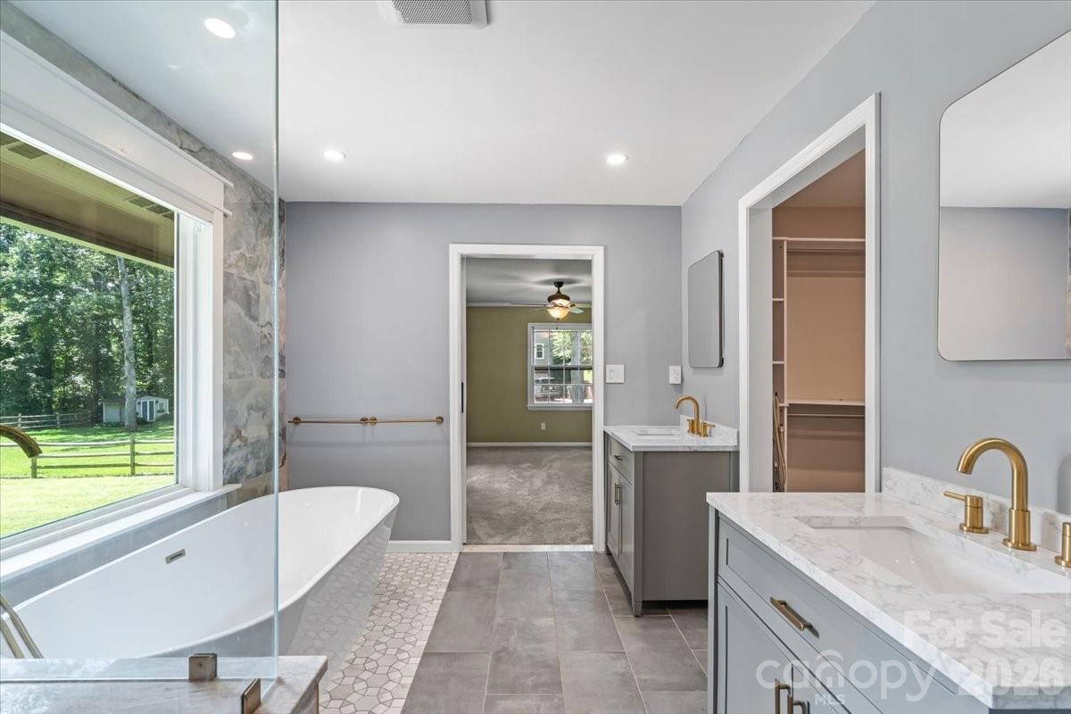 4024 Wandering Lane NE — Hickory