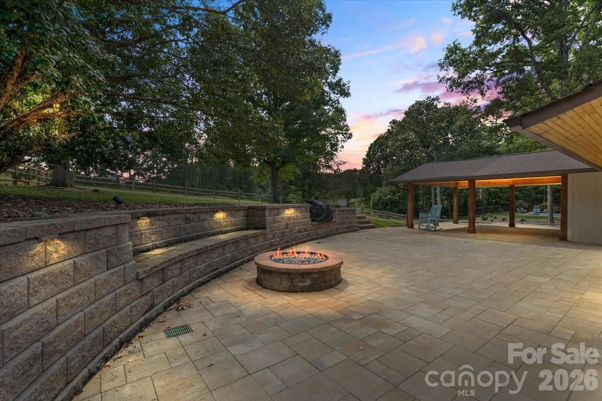 4024 Wandering Lane NE — Hickory