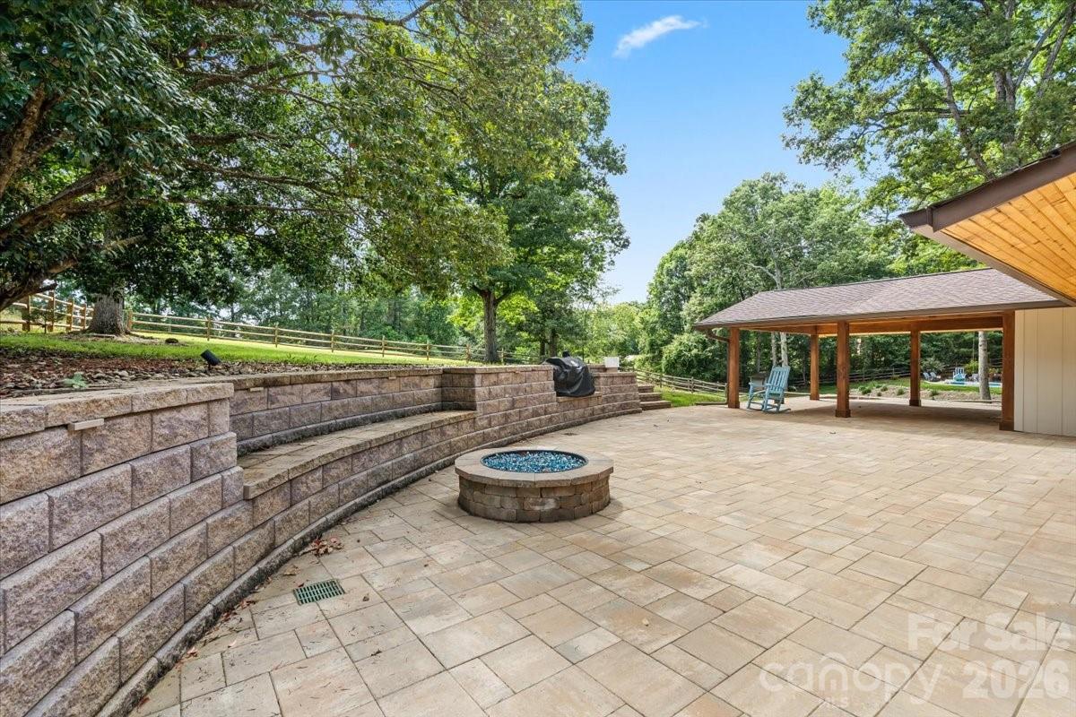 4024 Wandering Lane NE — Hickory