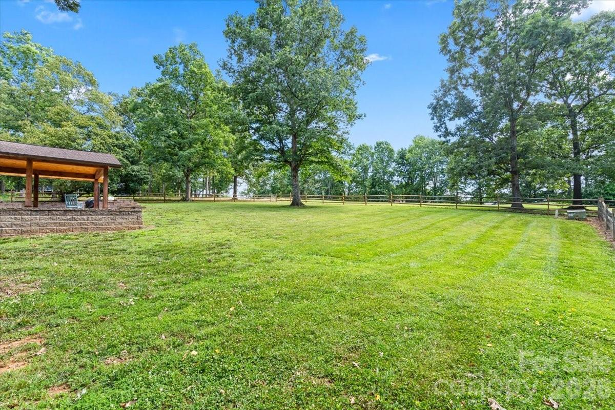 4024 Wandering Lane NE — Hickory