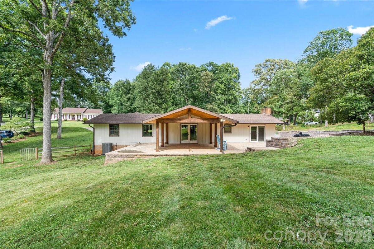 4024 Wandering Lane NE — Hickory