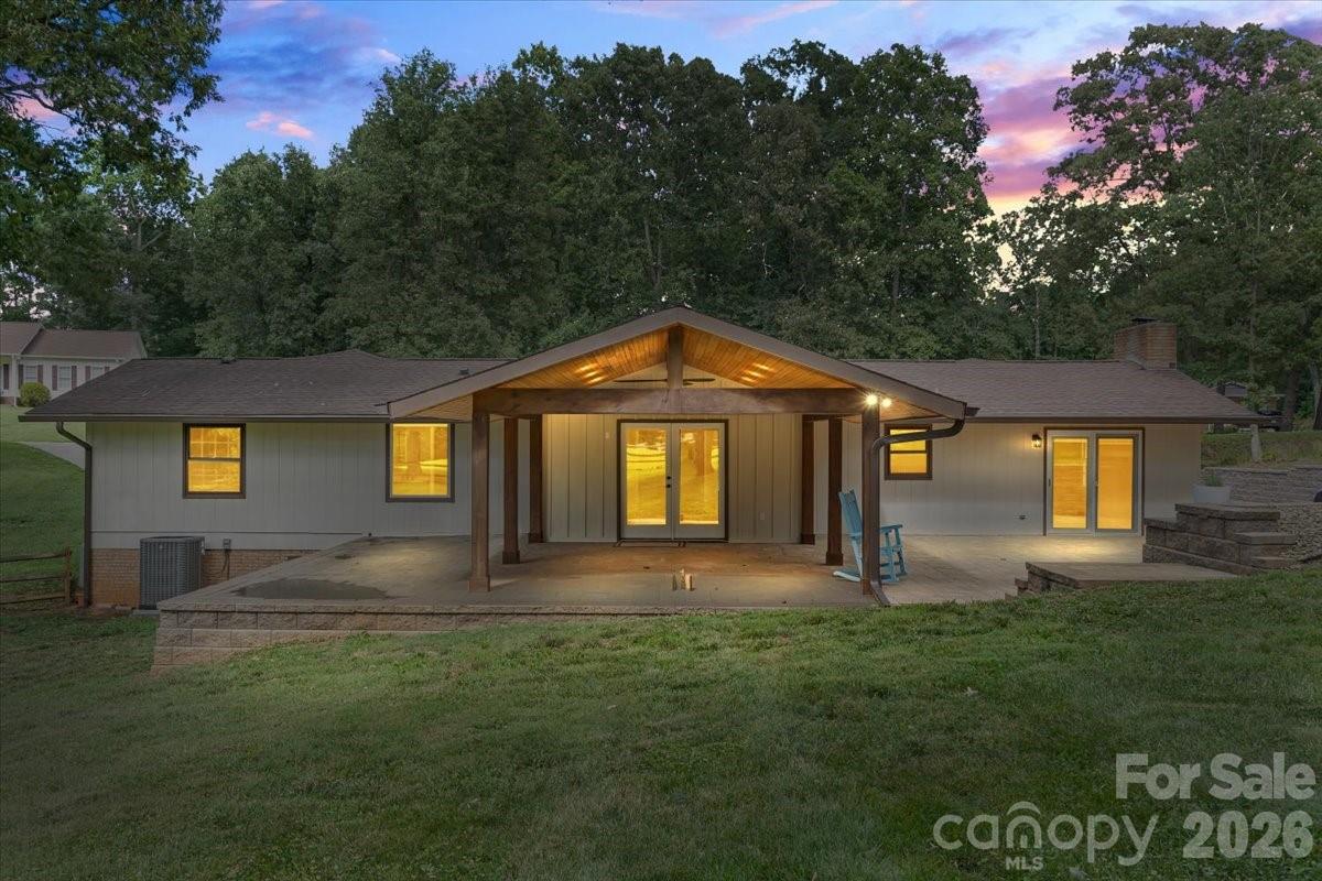 4024 Wandering Lane NE — Hickory