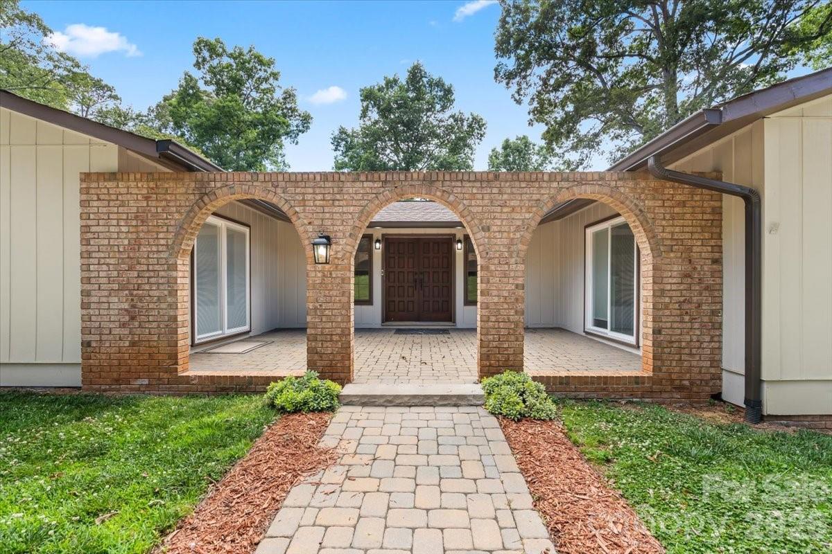 4024 Wandering Lane NE — Hickory