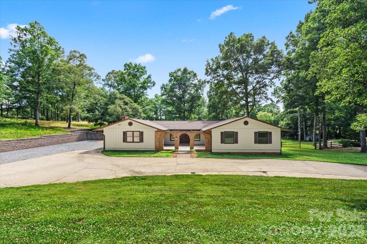 4024 Wandering Lane NE — Hickory