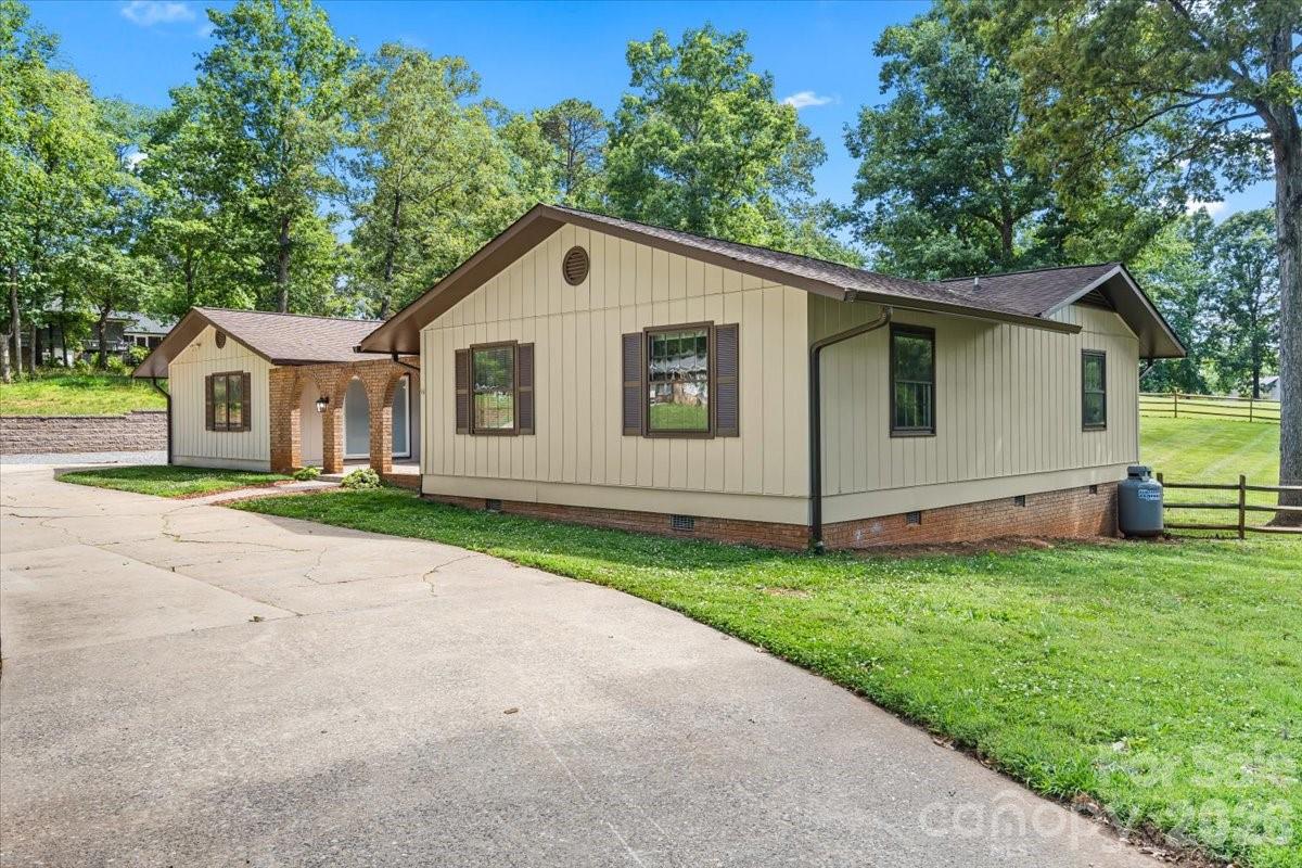 4024 Wandering Lane NE — Hickory
