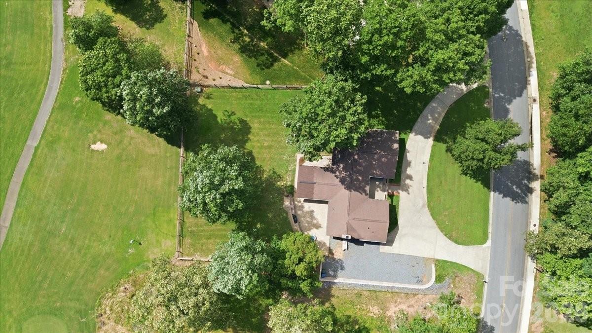 4024 Wandering Lane NE — Hickory