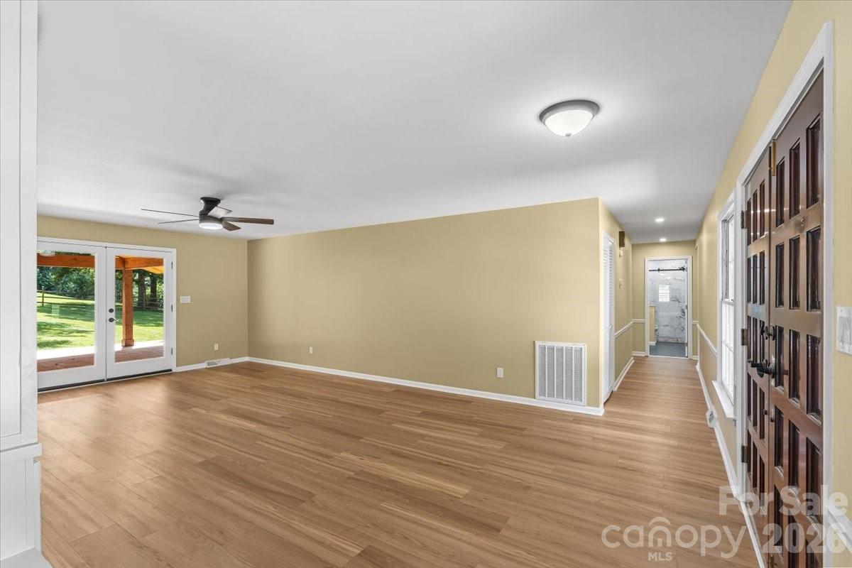 4024 Wandering Lane NE — Hickory