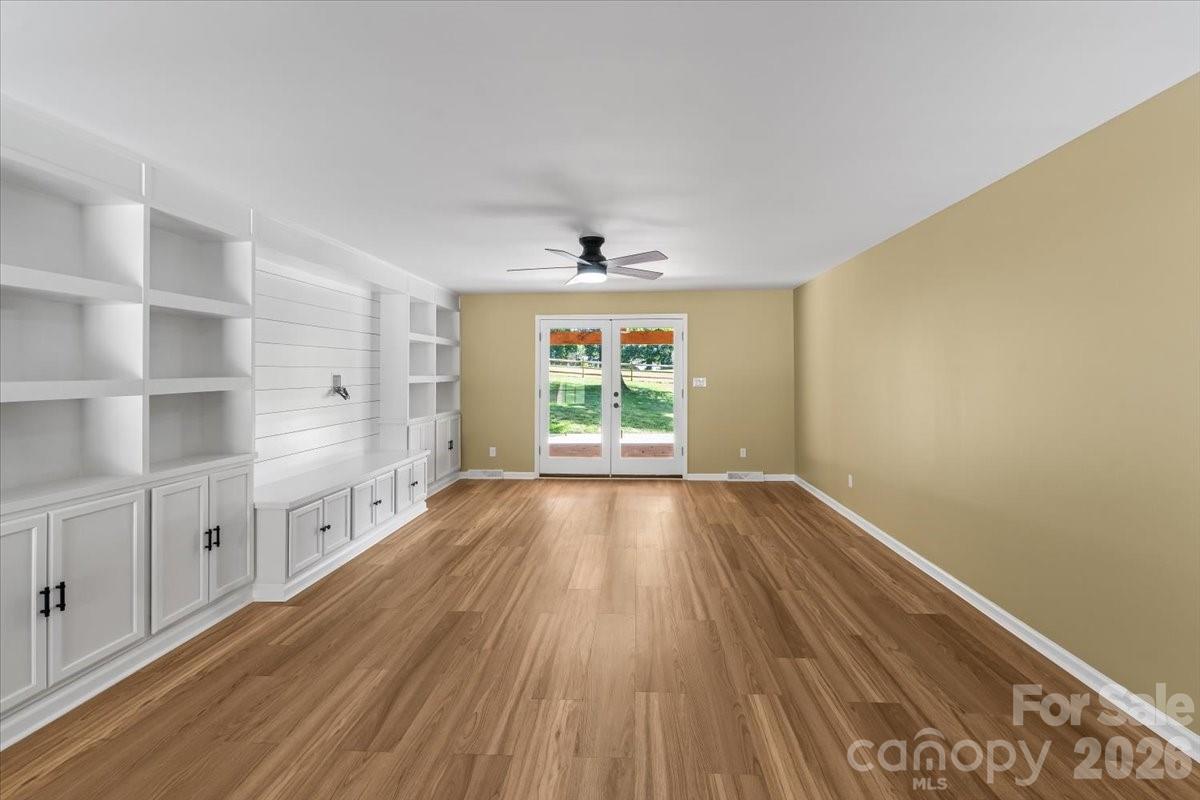 4024 Wandering Lane NE — Hickory