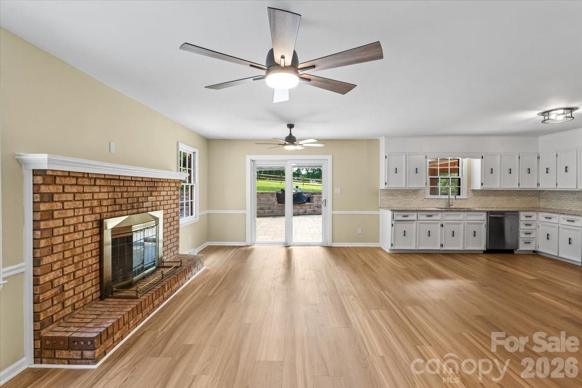 4024 Wandering Lane NE — Hickory