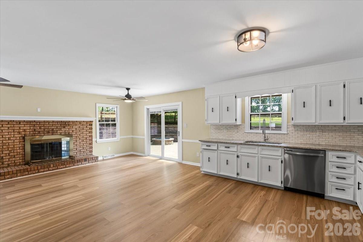 4024 Wandering Lane NE — Hickory