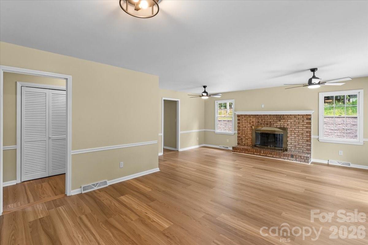 4024 Wandering Lane NE — Hickory