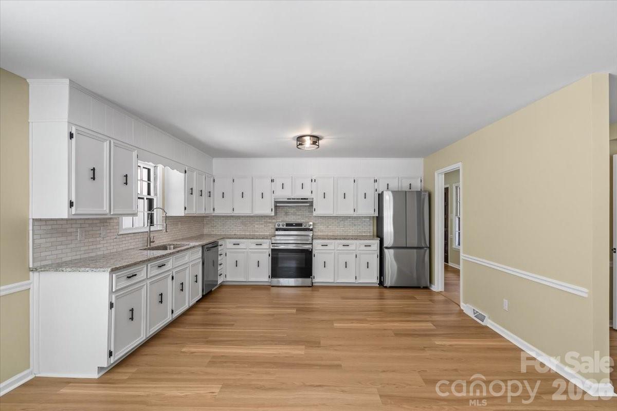 4024 Wandering Lane NE — Hickory