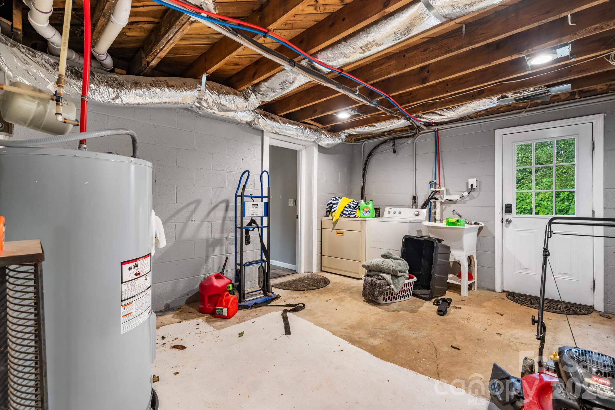422 Arlington Circle NW — Lenoir
