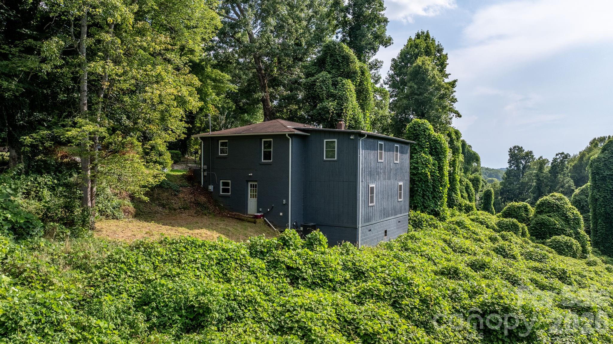422 Arlington Circle NW — Lenoir