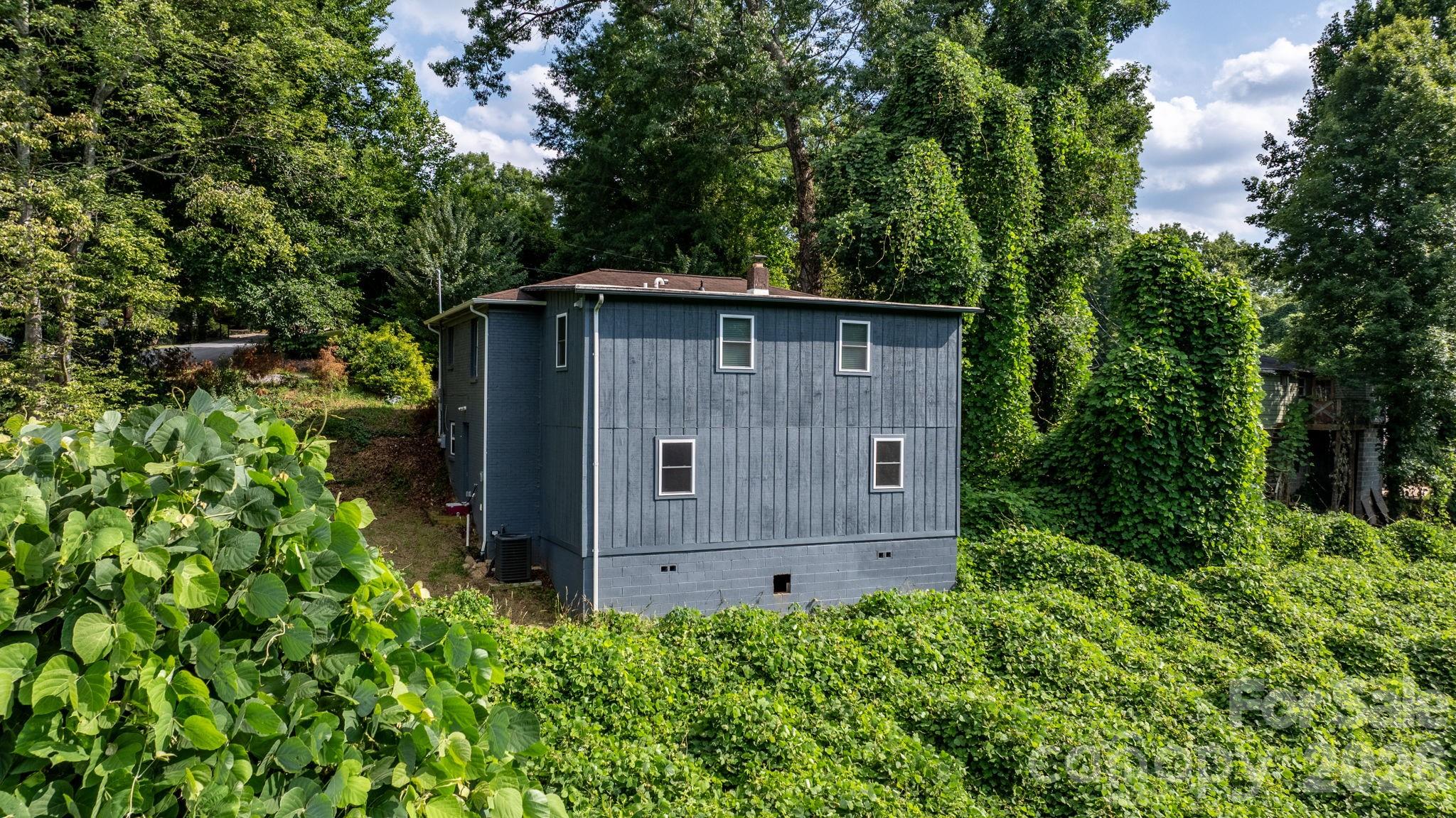 422 Arlington Circle NW — Lenoir