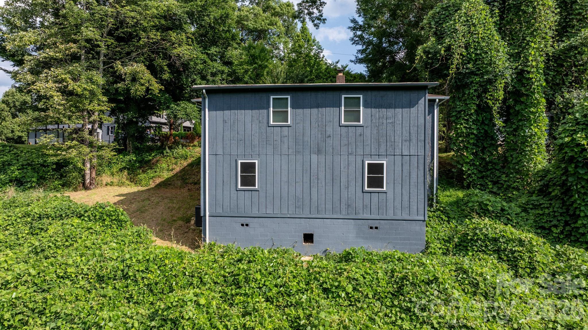 422 Arlington Circle NW — Lenoir